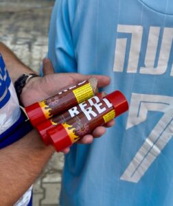 Suporteri israelieni, descoperiți cu materiale pirotehnice