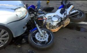 Accident rutier  pe DJ 101 I, în comuna Blejoi.Coliziune între  un autoturism și o motocicletă.Un tânăr a ajuns la spital