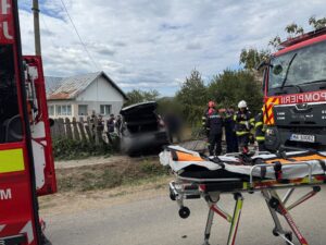 Accident rutier în localitatea Mărginenii de Jos.Un autoturism a intrat în gardul unei case