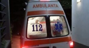 Accident rutier în Ploiești, pe Bulevardul Republicii. Un bărbat aflat pe o trotinetă  a intrat într-un stâlp electric