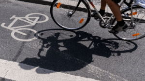 Accident rutier pe strada Erou Călin Cătălin, din  Ploiești.Au fost implicate un autoturism și o bicicletă