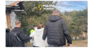 O femeie  căutată pentru săvârșirea infracțiunilor de tâlhărie calificată și furt calificat, depistată de polițiști