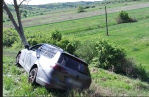 ACCIDENT RUTIER PE DN1B, ÎN ZONA LOCALITĂȚII CEPTURA.Un autoturism a intrat într-un copac.Două persoane au ajuns la spital