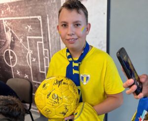 „Ajutați-mă să cresc drept.” Denis are 13 ani, a trecut prin patru operații, iar acum scolioza severă îi amenință sănătatea și copilăria