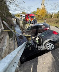 Accident rutier grav  în localitatea Poiana Câmpina. Două autoturisme au intrat în coliziune. Acestea au fost proiectate în rigola de scurgere a apei pluviale și o conductă de gaze