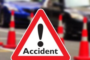 Accident rutier pe DN1, în localitatea Bănești.Un autoturism a fost  proiectat într-o autoutilitară.O tânără a ajuns la spital