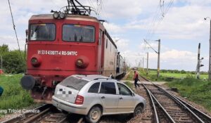 Un autoturism a fost acroșat de tren în comuna Păulești, satul Găgeni