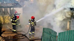Incendiu  la acoperișul unei  locuințe din comuna Puchenii Mari, satul Puchenii Moșneni.Un bărbat a suferit arsuri
