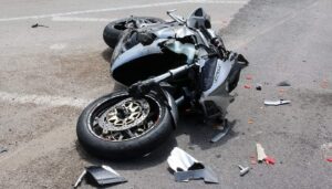 ACCIDENT RUTIER ÎN MUNICIPIUL PLOIEȘTI.Un autoturism a intrat în coliziune cu o motocicletă