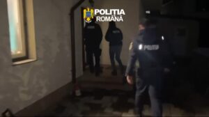 Polițiștii din cadrul Secției nr. 3 de Poliție Ploiești au pus în executare 27 de mandate de percheziție domiciliară, în județul Prahova. (video)
